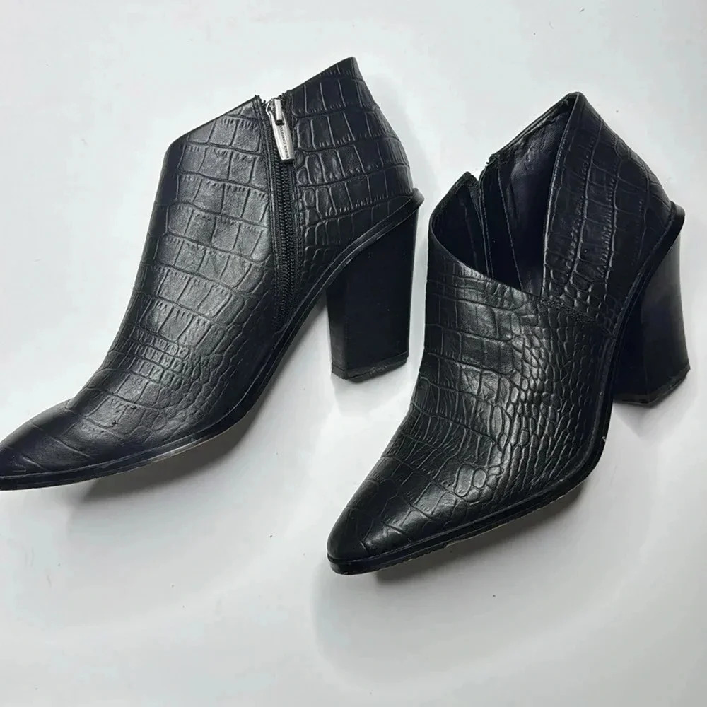Vince Camuto’s embossed, leather ankle boots black size 10 medium